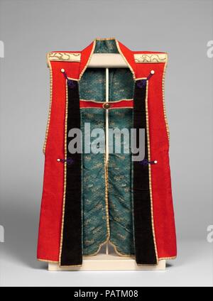 Surcoat (Jinbaori) per un ragazzo. Cultura: giapponese. Dimensioni: H. 28 a. (71,1 cm); W. 18.7 in. (47,4 cm). Data: tardo XVIII-XIX secolo. Surcoats per bambini sono molto rari. Questo esempio probabilmente è stato realizzato per uso in Genpukushiki cerimonia, nella quale il figlio di una famiglia di samurai è stata riconosciuta ufficialmente come un adulto e che di solito si è svolta quando il ragazzo era di età compresa tra i dodici e i quindici. I materiali pregiati e lavorazione di questa surcoat indicano che è stata fatta per un membro di una classe superiore famiglia. Museo: Metropolitan Museum of Art di New York, Stati Uniti d'America. Foto Stock