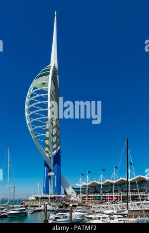 Portsmouth Hampshire Inghilterra Luglio 23, 2018 barche ormeggiate vicino al Gunwharf Quays e Spinnaker Tower Foto Stock