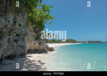 Caletta rocciosa nascosta sul bordo della spiaggia Langob, Malapascua - Cebu Foto Stock