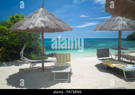 Nativo con tetto di paglia di stile ombrelloni realizzato da Nipa, creazione ombra su un paradise beach sull isola di Malapascua, Cebu - Filippine. Foto Stock