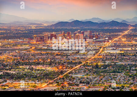 Phoenix, Arizona, Stati Uniti d'America centro città al crepuscolo. Foto Stock