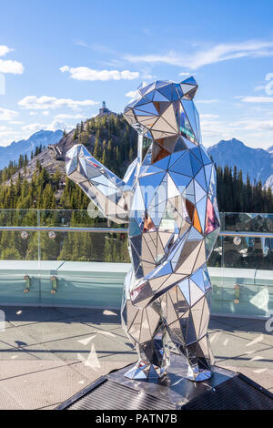 Lo specchio bear statua al vertice edificio sulla Montagna di Zolfo nelle Montagne Rocciose, Banff, Alberta, Canada Foto Stock