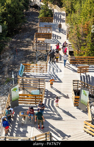 Turisti che si godono il panorama dalla vetta boardwalk sulla Montagna di Zolfo nelle Montagne Rocciose, Banff, Alberta, Canada Foto Stock