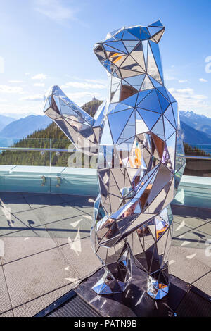 Lo specchio bear statua al vertice edificio sulla Montagna di Zolfo nelle Montagne Rocciose, Banff, Alberta, Canada Foto Stock