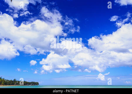 Cumulus humilis nuvole sul cielo blu sopra il mare e la costa. Sullo sfondo della natura Foto Stock