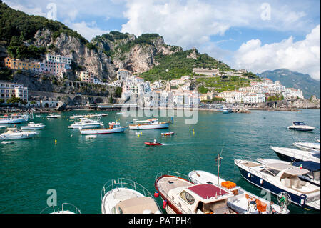 Barche nel porto di Amalfi; l'idilliaco villaggio sulla costa di Amalfi è una popolare meta turistica, Italia. Foto Stock