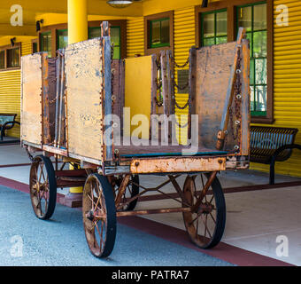 Vintage carrello portabagagli a vecchio deposito dei treni Foto Stock