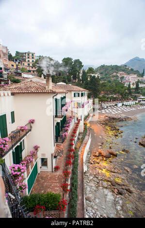 Villa Sant'Andrea, un hotel di lusso che fiancheggiano una insenatura sotto Taormina, Sicilia che è stato costruito nel 1830 come villa privata. Foto Stock