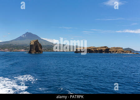 Ilheus Deitado e Em Pé in Madalena dal traghetto a Horta, isola Pico, Azzorre, Portogallo Foto Stock