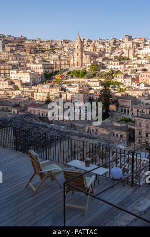 Una vista sulla città medievale di Modica, barocchi di Patrimonio Mondiale dell'UNESCO Città in Sicilia, dalla Casa Talia, un hotel boutique. Foto Stock