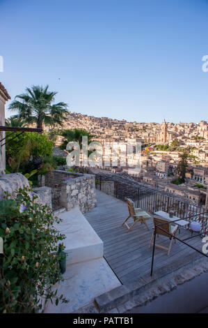 Una vista sulla città medievale di Modica, barocchi di Patrimonio Mondiale dell'UNESCO Città in Sicilia, dalla Casa Talia, un hotel boutique. Foto Stock