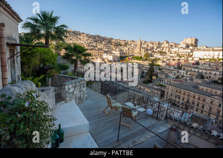 Una vista sulla città medievale di Modica, barocchi di Patrimonio Mondiale dell'UNESCO Città in Sicilia, dalla Casa Talia, un hotel boutique. Foto Stock