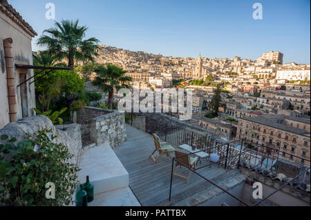 Una vista sulla città medievale di Modica, barocchi di Patrimonio Mondiale dell'UNESCO Città in Sicilia, dalla Casa Talia, un hotel boutique. Foto Stock