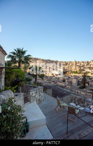 Una vista sulla città medievale di Modica, barocchi di Patrimonio Mondiale dell'UNESCO Città in Sicilia, dalla Casa Talia, un hotel boutique. Foto Stock