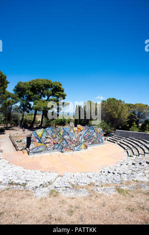 Il teatro greco presso le rovine di Akrai, un esteso sito archeologico sulla collina a Palazzolo Acreide in Sicilia. Foto Stock