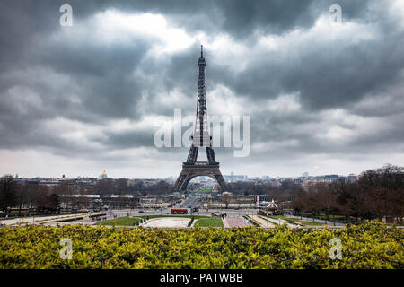 Il famoso Tour Eiffel a fine inverno sotto nuvole di tempesta Foto Stock
