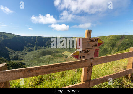 Sentiero in legno post cantare intorno a Caldeira fare "Cabeço" Gordo, uno stratovulcano e, nell'isola di Faial, Azzorre, Portogallo Foto Stock