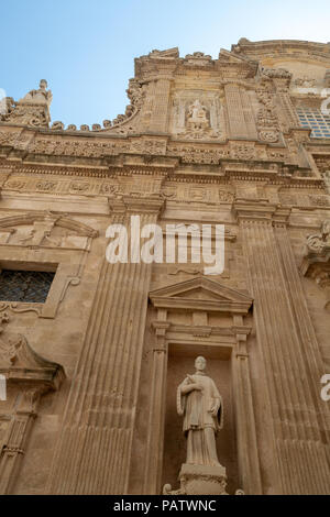 Esempio di sud italiano in stile barocco, Duomo chiesa in Lecce sul tramonto Foto Stock