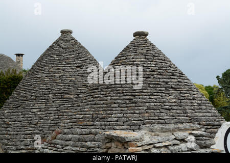 Unico piccolo Sud Italia città Alberobello con pietre antient case conica trullo, destinazione turistica, regione Puglia in provincia di Bari Foto Stock