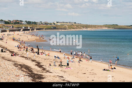 Per coloro che godono di un sole estivo a Whitley Bay beach, a nord-est dell' Inghilterra, Regno Unito Foto Stock