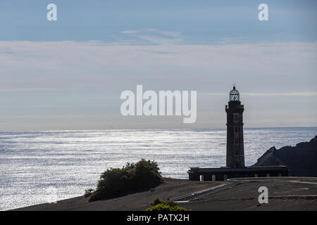 Faro e il Centro Visitatori, Ponta dos Capelinhos, isola di Faial, Azzorre, Portogallo Foto Stock