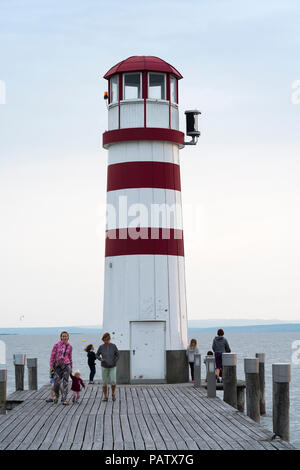 Turisti in Podersdorf faro al tramonto in estate sulla riva del Neusiedler See, Burgenland, Austria Foto Stock