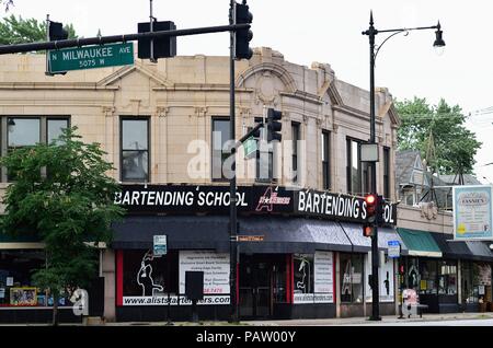 Chicago, Illinois, Stati Uniti d'America. Un barman scuola sul lato nord-ovest di Chicago. Foto Stock