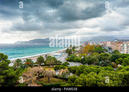 Grigio cielo tempestoso oltre la costa verde di Savona, Italia Foto Stock