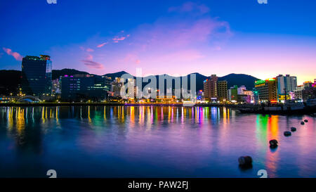 Bellissima vista del porto Okpo nelle ore notturne, Corea del Sud. Foto Stock