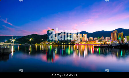 Bellissima vista del porto Okpo nelle ore notturne, Corea del Sud. Foto Stock