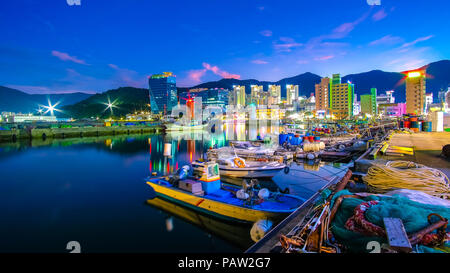 Bellissima vista del porto Okpo nelle ore notturne, Corea del Sud. Foto Stock