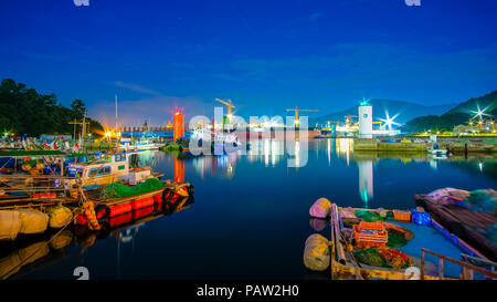 Bellissima vista del porto Okpo nelle ore notturne, Corea del Sud. Foto Stock