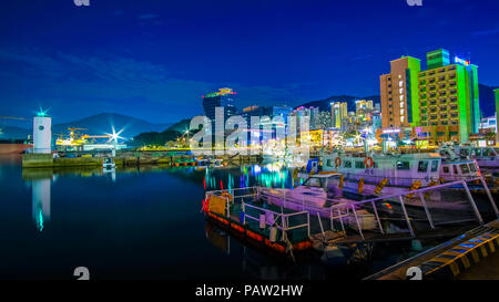 Bellissima vista del porto Okpo nelle ore notturne, Corea del Sud. Foto Stock