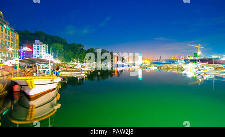 Bellissima vista del porto Okpo nelle ore notturne, Corea del Sud. Foto Stock