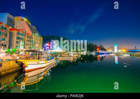 Bellissima vista del porto Okpo nelle ore notturne, Corea del Sud. Foto Stock