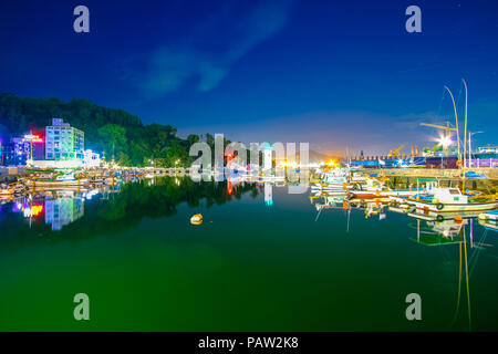 Bellissima vista del porto Okpo nelle ore notturne, Corea del Sud. Foto Stock