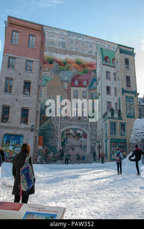 La gente buttare snowballs a vari bersagli in Quebec City murale in Old Quebec Quebec City, in Canada. Fresque des Quebec a Cote de la Montagne. Foto Stock