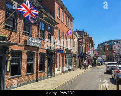 Eton, Regno Unito - 25 giugno 2018. Vista lungo Eton High Street con martinetti Unione battenti, vicino a Windsor, Regno Unito. Foto Stock