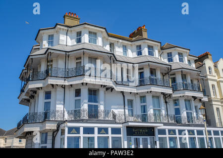 Eastbourne, Regno Unito - 27 giugno 2018. Gingerbread-style hotel, la East Beach Hotel, con elaborati balconi e fregi, sul lungomare. Foto Stock