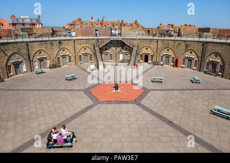 Eastbourne, Regno Unito - 27 giugno 2018. La Eastbourne Redoubt è una fortezza circolare che è stata costruita per proteggere la Gran Bretagna durante le guerre napoleoniche all'inizio Foto Stock