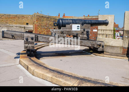 Eastbourne, Regno Unito - 27 giugno 2018. Questo cannone pesante deve essere spostato su una rotaia. La Eastbourne Redoubt è una fortezza circolare che è stata costruita per proteggere BRI Foto Stock