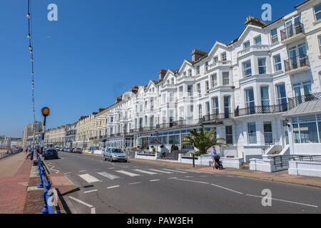 Eastbourne, Regno Unito - 27 giugno 2018. Alberghi e bed and breakfast alloggio linee il lungomare di Eastbourne, Regno Unito Foto Stock