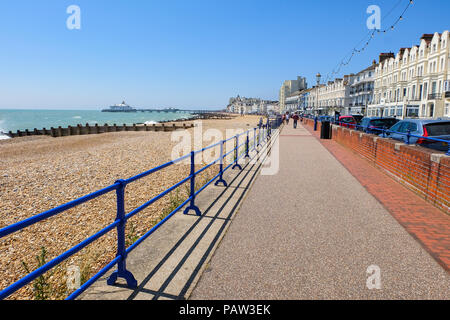 Eastbourne, Regno Unito - 27 giugno 2018. Un ampio lungomare e linea hotel lungomare di Eastbourne, Regno Unito Foto Stock