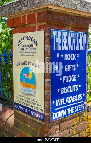 Eastbourne, Regno Unito - 27 giugno 2018. Tipico segno pubblicità gli articoli in vendita presso il beach shop a Eastbourne, Regno Unito. Foto Stock