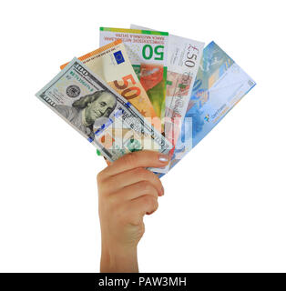 Femmina lato carta di contenimento di banconote di dollari, euro, franco svizzero e la sterlina britannica isolati verticali su sfondo bianco Foto Stock