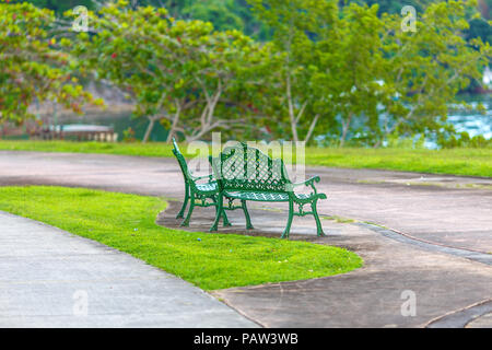 Vuoti di metallo panche verde nel Parco Foto Stock