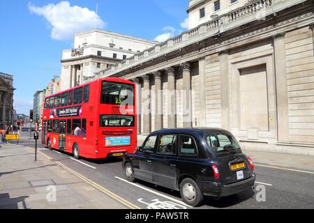 Londra - 13 Maggio: Persone corsa di autobus di Londra il 13 maggio 2012 a Londra. Come del 2012, LB serve 19.000 fermate di autobus con una flotta di autobus 8000. In un giorno feriale 6 m Foto Stock