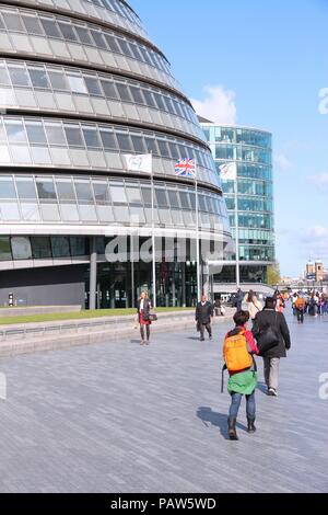 LONDON, Regno Unito - 16 Maggio 2012: la gente a piedi accanto al Municipio (GLA) a Londra. Con più di 15 milioni di arrivi internazionali nel 2011, a Londra è il Foto Stock