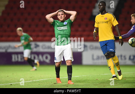 Londra UK 24 luglio 2018 - Aaron Connolly di Brighton mostra la sua frustrazione dopo un'occasione persa durante la partita di calcio pre stagione amichevole tra Charlton Athletic e Brighton e Hove Albion allo stadio della valle fotografia scattata da Simon Dack Credit: Simon Dack/Alamy Live News - solo per uso editoriale Foto Stock