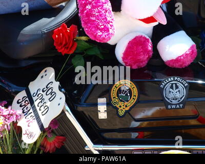 Dallas, Stati Uniti d'America,24 luglio 2018. Sr, CPL Earl " Jamie' Givens, un 32-anno veterano di Dallas il dipartimento di polizia è morto nella linea del dazio, mentre stavano scortando un corteo funebre come membro del motociclo unità. Givens Officer è stato colpito da un SUV. Il conducente è stato arrestato per presunta essere sotto l'influenza di alcol. Servizi funebri sarà il prossimo giovedì a Prestonwood chiesa battista, Plano. Credito: dallaspaparazzo/Alamy Live News Foto Stock